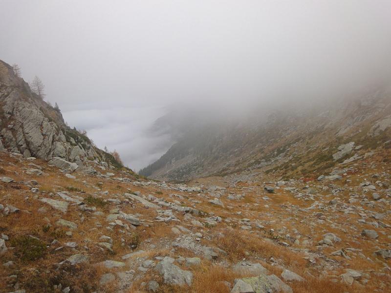 02 il vallone di Challand è nella nebbia.jpg